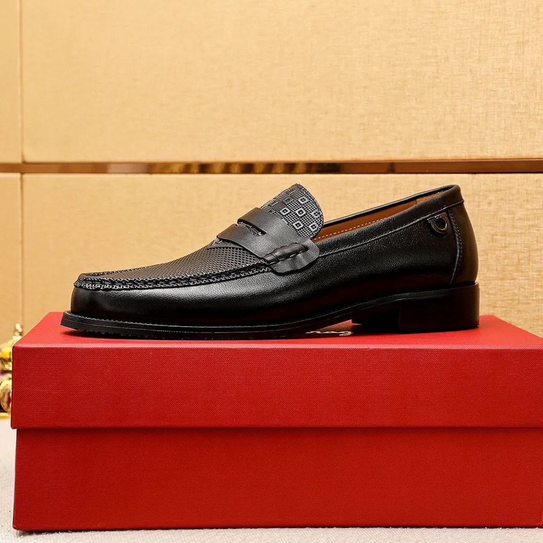 Men's shoes 💰462 💐 Product trademark: Ferragamo "Ferragamo" casual leather shoes Regular size: 38-44 (45.46🉑️customized) Product materials: Selected imported first-layer calfskin embossed upper, imported water-dyed cowhide leather lining. Strong three-dimensional visual effect, combined outsole Color: 1⃣️color optional